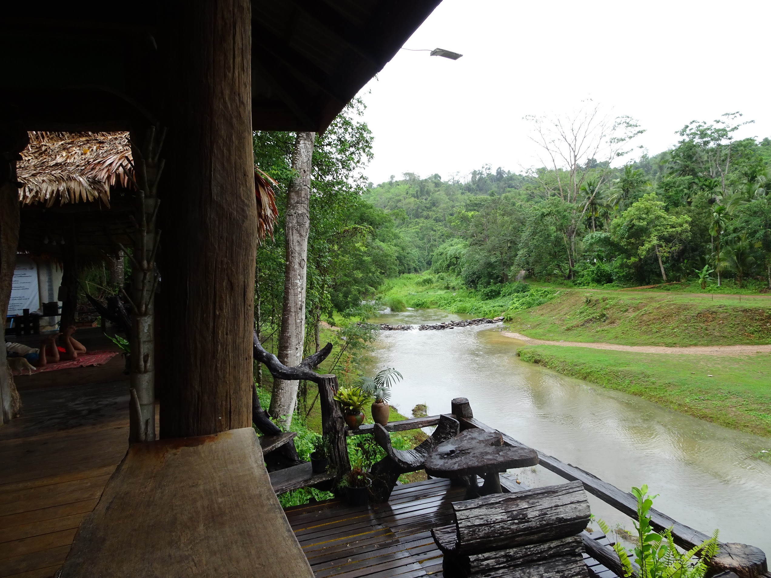 ที่นั่งระเบียงไม้ชมวิวลอยเหนือน้ำ ร้านกาแฟโรบัสต้าป่าช้างขาว