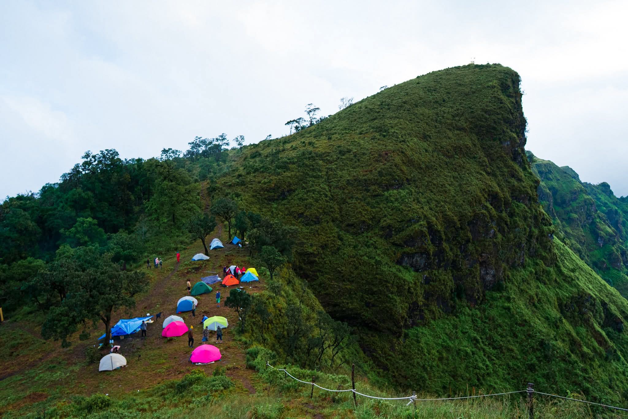 วิวพาโนรามาลานกางเต็นท์ในหุบเขาและยอดหนอกวัว